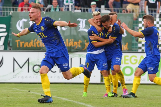 Robert Zickert (li.) bejubelt sein Tor zum 1:0. Es sollte letztlich der Siegtreffer sein. Foto: Jan Kaefer