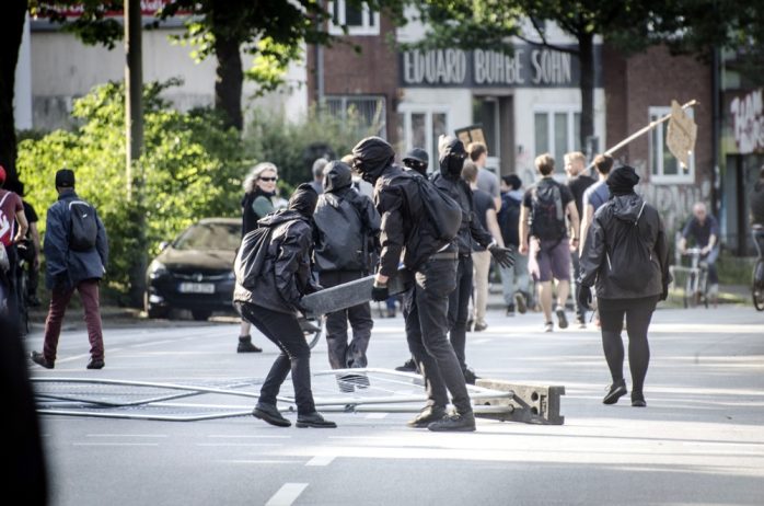 Autonome errichten eine Straßenblockade. Foto: Tim Wagner