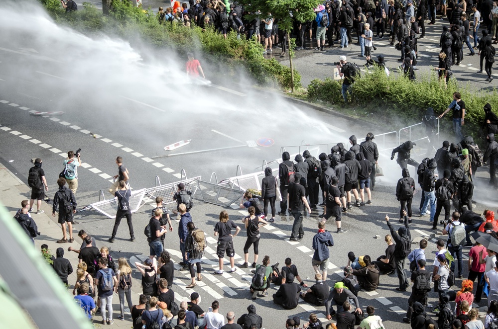 Demonstranten und Polizeieinsatz an den Landungsbrücken in Hamburg am Nachmittag des 07.07. Foto: Tim Wagner