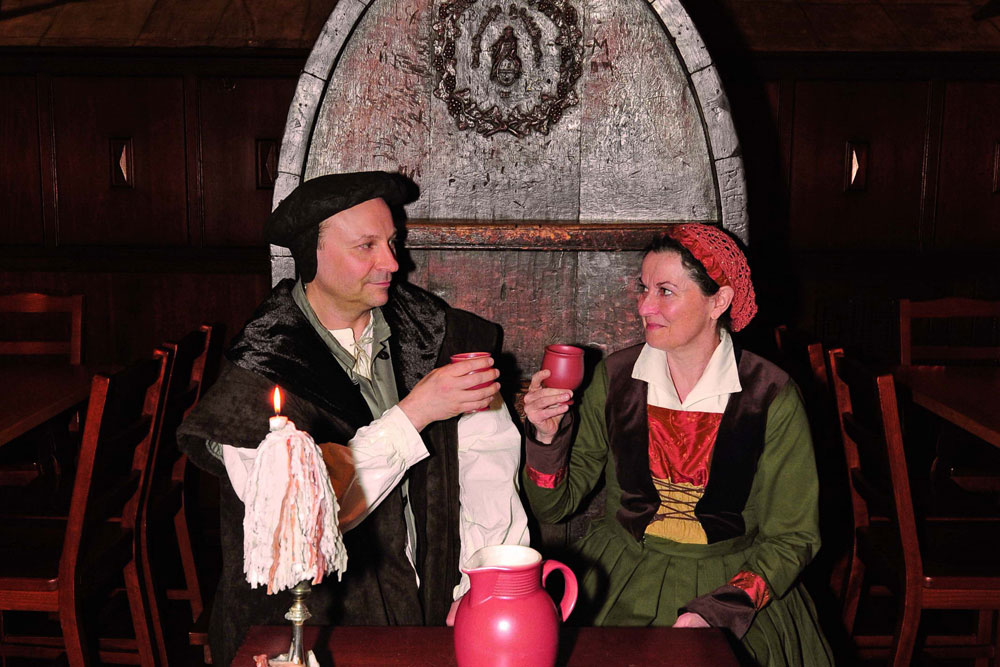 Zur geselligen Tafelrunde mit dem Ehepaar Luther lädt der Auerbachs Keller im kommenden Jahr gleich an neun Terminen. Die Schauspieler Matthias Bega und Maja Chrenko verkörpern das berühmte Paar. Foto: Olaf Jäger