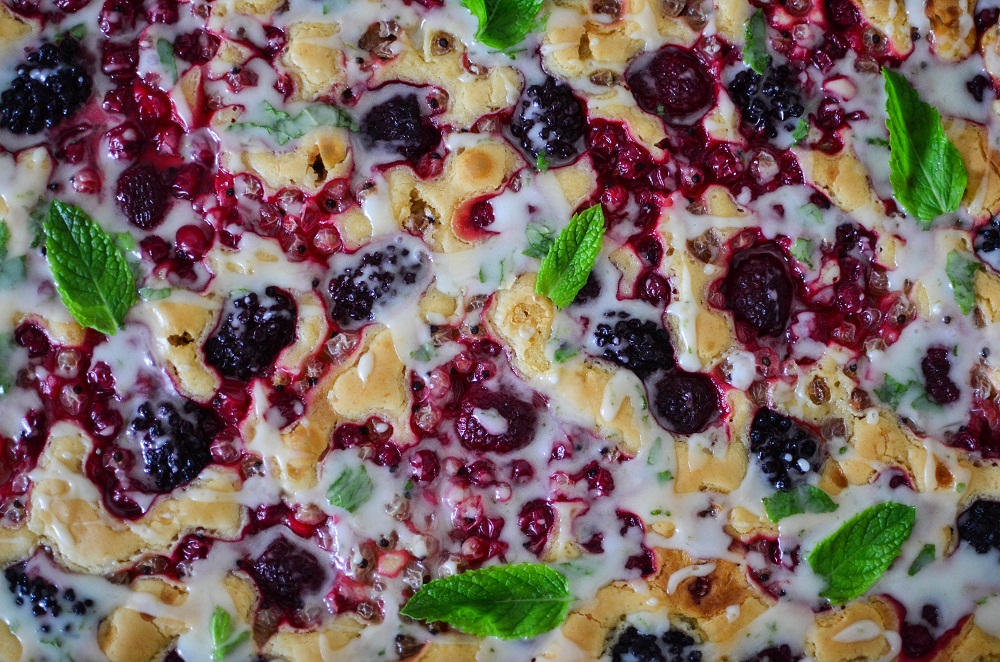 Beeriger Blondie mit Limette und Minze. Foto: Maike Klose