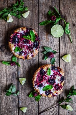 Beeriger Blondie mit Limette und Minze. Foto: Maike Klose