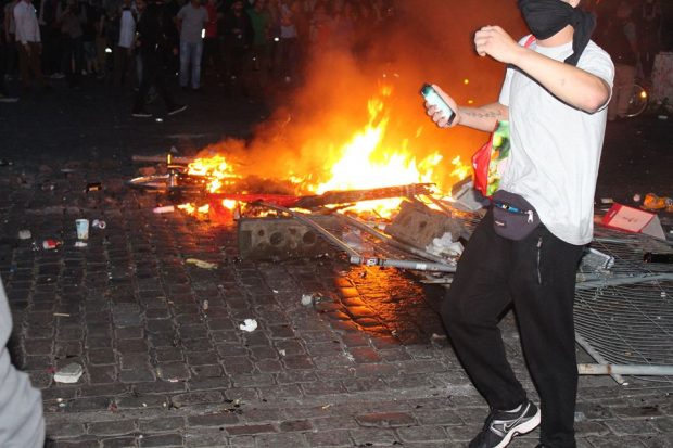 Brand im Schanzenviertel - nichts wie raus hier. Foto: J&uuml;rgen Kasek