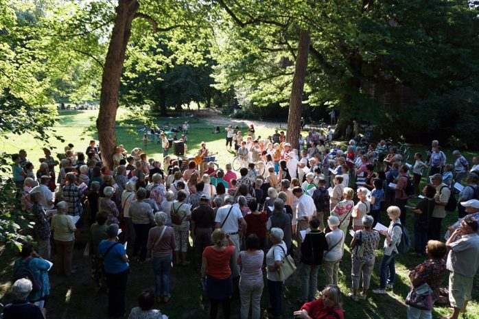 Bürgersingen im Johannapark - über 200 Leipzigerinnen und Leipziger singen jeden Mittwoch 17 Uhr an der Lutherkirche. Foto: Bürgerstiftung