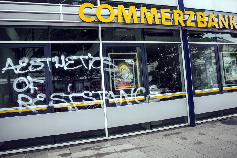 Fenster eingeschlagen, Botschaft hinterlassen. Eine Commerzbank-Filiale in Hamburg. Foto: Tim Wagner