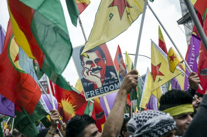Kurdische Demonstriedende auf der Demo fordern Freiheit für Abdullah Öcalan in der Türkei. Foto: Tim Wagner