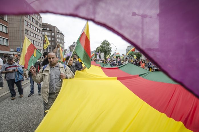 Verschiedene Themen einer Demonstration. Die Kurden und die Verfolgung in der Türkei. Foto: Tim Wagner