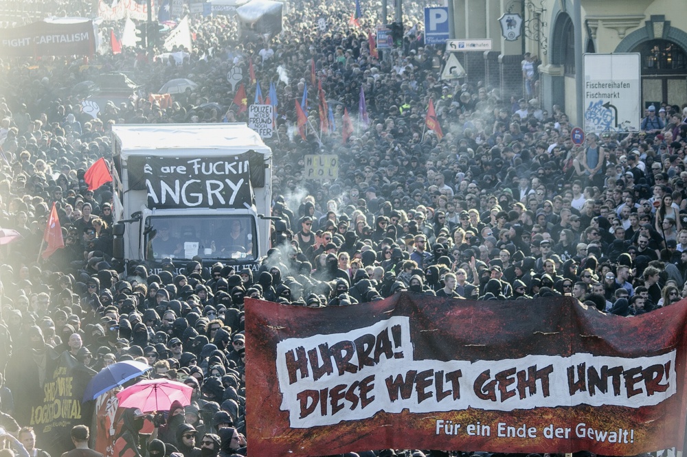 Es begann mit markigen Parolen und endete dramatisch. Die Welcome to hell - Demo. Foto: Tim Wagner