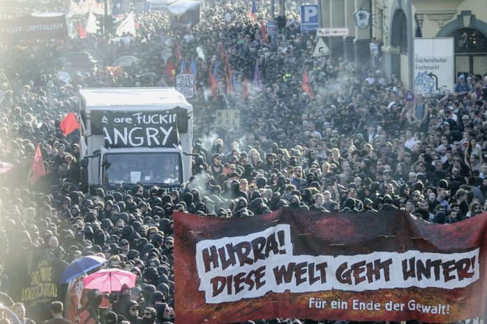 Hurra, diese Welt geht unter. Was friedlich mit markigen Sprüchen begann. Foto: Tim Wagner