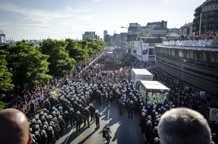 Übersicht/Blick auf die "Welcome to Hell" Demonstration am Hamburger Fischmarkt, gegen den G20 Gipfel, bevor diese geräumt wird. Foto: Tim Wagner