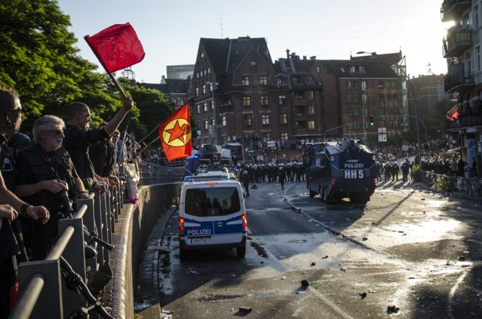 Situation am Fischmarkt, nachdem die "Welcome to Hell" Demonstration gegen den G20 Gipfel von der Polizei aufgelöst wurde. Foto: Tim Wagner