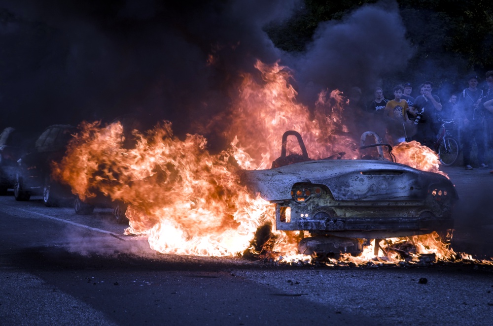Beim G20-Gipfel einst in Hamburg: Ein Auto brennt nicht weit vom Fischmarkt, nachdem die Welcome to Hell Demonstration von der Polizei zerschlagen wurde. Foto: Tim Wagner