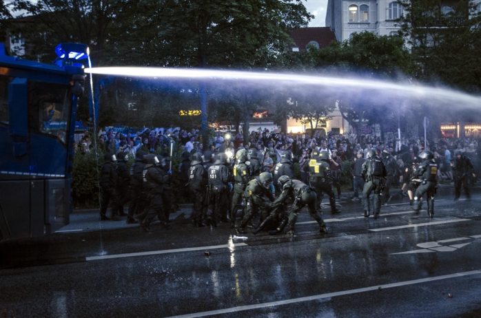 Wasserwerfer Einsatz gegen Demonstranten und Schaulustige am neuen Pferdemarkt am Abend des 06.07.2017. Foto: Tim Wagner