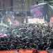 Übersicht „Welcome to Hell" Demo am Hamburger Fischmarkt gegen den G20 Gipfel. Mit dem Transparent: Cum Queer, resist police brutality“. Foto: Tim Wagner
