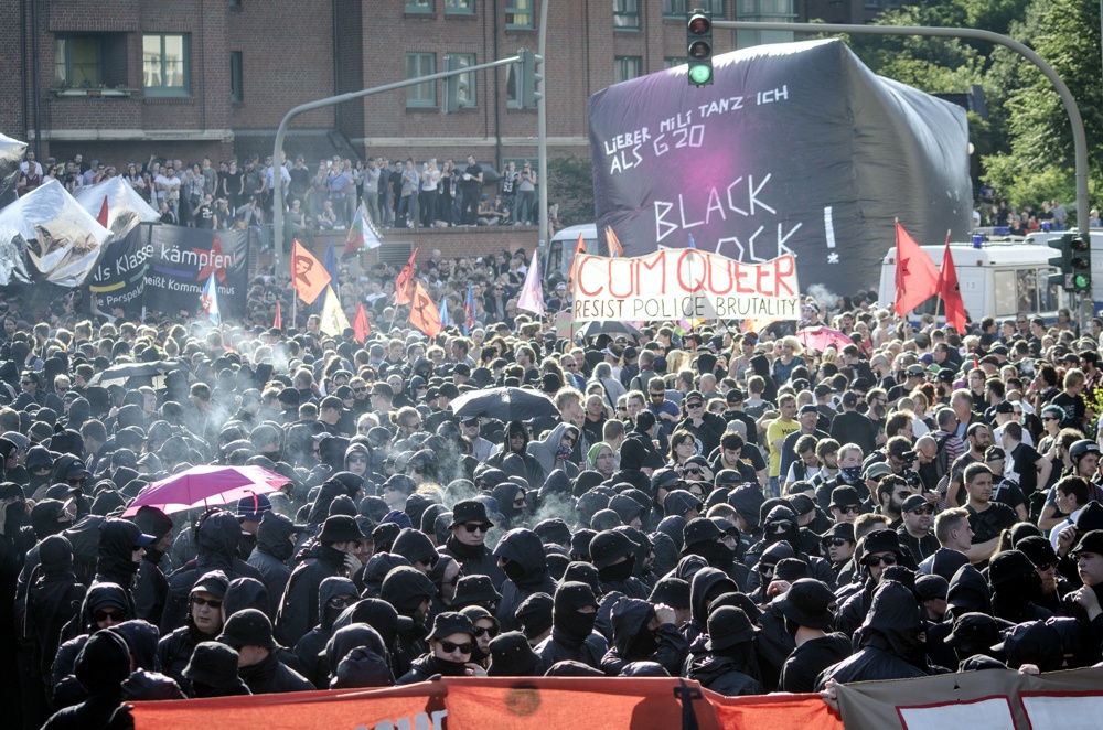 Übersicht „Welcome to Hell" Demo am Hamburger Fischmarkt gegen den G20 Gipfel. Mit dem Transparent: Cum Queer, resist police brutality“. Foto: Tim Wagner