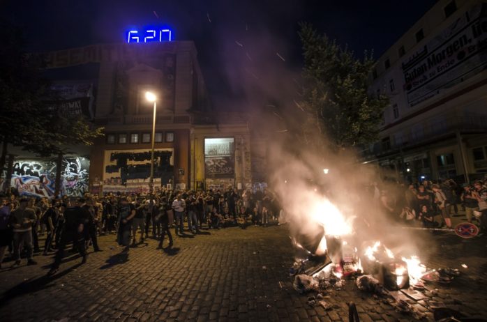 In der Nacht vom 06.07.2017 brennt eine kleine Barrikade vor der Roten Flora bei den Protesten gegen den G20 Gipfel. Foto: Tim Wagner