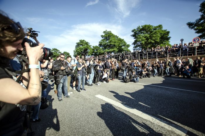 Dutzende Presse Menschen stehen vor dem Fronttransparent der "Welcome to Hell" Demo am Hamburger Fischmarkt. Foto: Tim Wagner