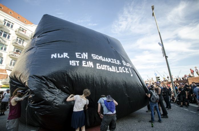 Mit Luft gefüllter Würfel mit der Aufschrift "Nur ein schwarzer Block ist ein guter Block!" bei der "Welcome to Hell" Demo. Foto: Tim Wagner