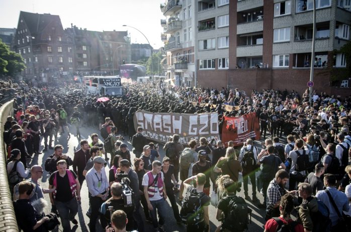 Aufstellung der "Welcome to Hell" Demo am Hamburger Fischmarkt. Foto: Tim Wagner