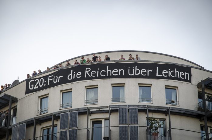 Transparent von Anwohnern am Hamburger-Hafen mit der Aufschrift: "G20: Für die Reichen über Leichen". Foto: Tim Wagner