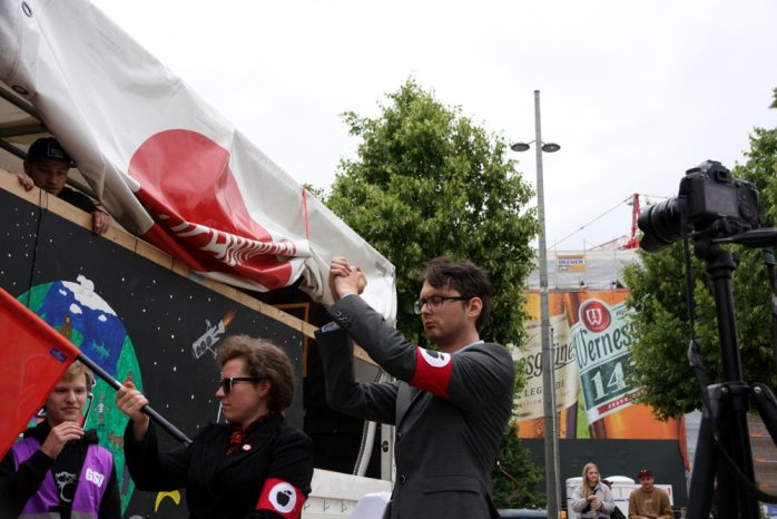 Die PARTEI-Kandidat Tom Rodig ließ sich schon mal huldigen. Er zieht im September in den Bundestag ein. Foto: L-IZ.de