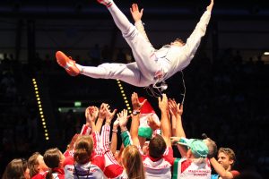 Das ungarische Team lässt seinen Säbel-Weltmeister Andras Szatmari gemeinsam hochleben. Foto: Jan Kaefer