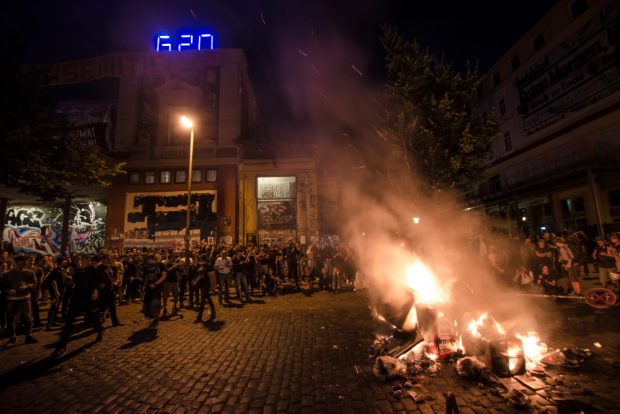 Vor der Roten Flora brannte es bereits am Donnerstagabend. Da herrschte noch Lagerfeueratmosphäre. Foto: Tim Wagner