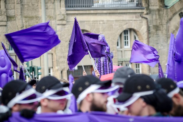 Die Protestierenden waren farbenfroh unterwegs. Foto: Tim Wagner