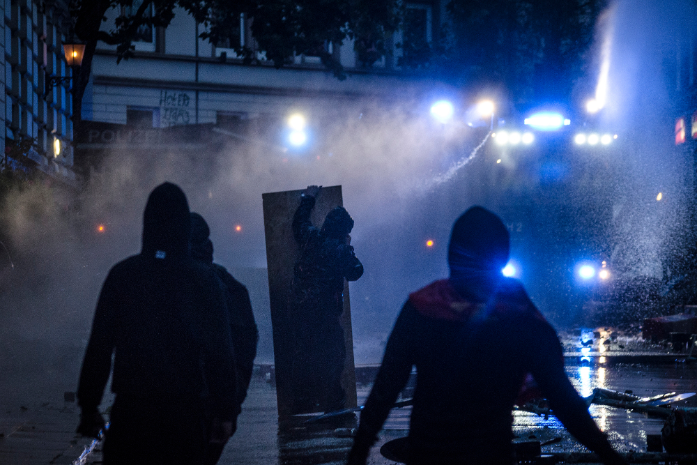 Wasserwerfereinsatz gegen Vermummte. Foto: Tim Wagner