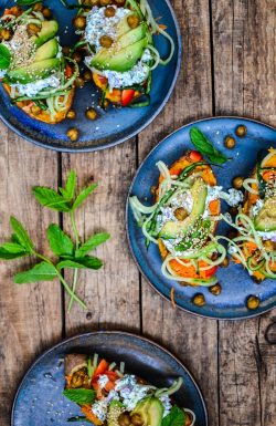 Gef&uuml;llte S&uuml;&szlig;kartoffeln mit H&uuml;ttenk&auml;se und Kichererbsen. Foto: Maike Klose
