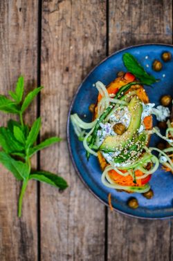 Gef&uuml;llte S&uuml;&szlig;kartoffeln mit H&uuml;ttenk&auml;se und Kichererbsen. Foto: Maike Klose