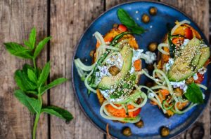Gefüllte Süßkartoffeln mit Hüttenkäse und Kichererbsen. Foto: Maike Klose