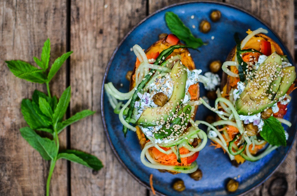 Gefüllte Süßkartoffeln mit Hüttenkäse und Kichererbsen. Foto: Maike Klose