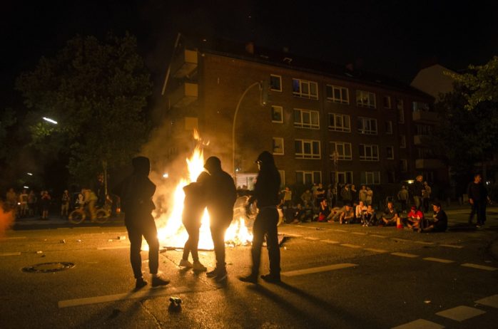 "Lagerfeuer" in der Schanze. Foto: Tim Wagner