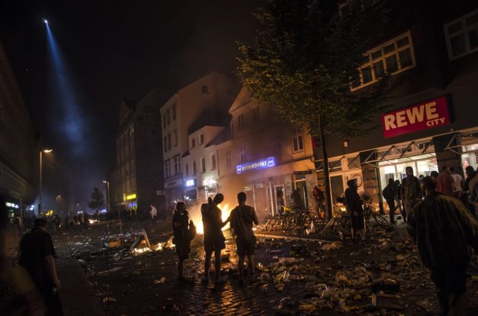 Blick auf den geplünderten Rewe in der Schanze. Mit Helikopter mit Suchscheinwerfer im Hintergrund. Foto: Tim Wagner
