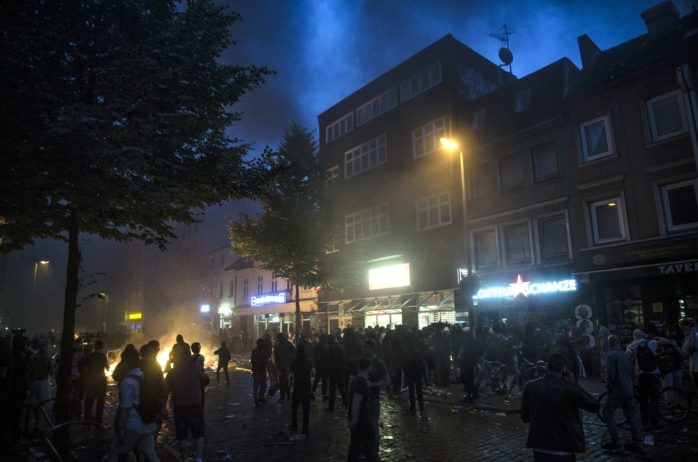 Blick auf den Rewe im Schanzenviertel der geplündert wird. Foto: Tim Wagner