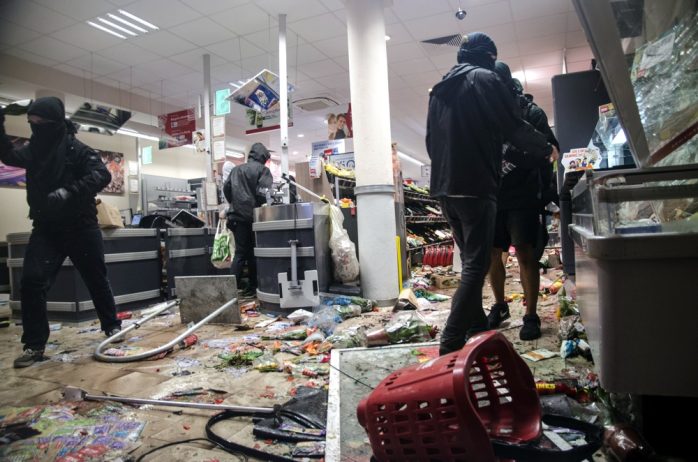 Plünderung des REWE Supermarkts im Schanzenviertel. Foto: Tim Wagner