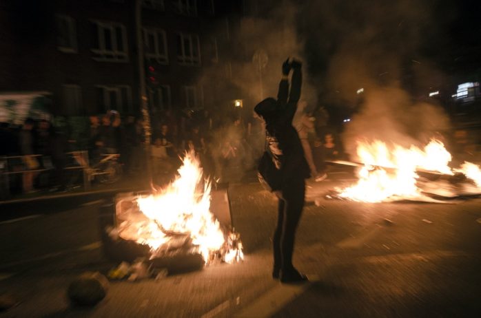 Demonstrant zeigt den Helikoptern über dem Schanzenviertel den Mittelfinger. Foto: Tim Wagner