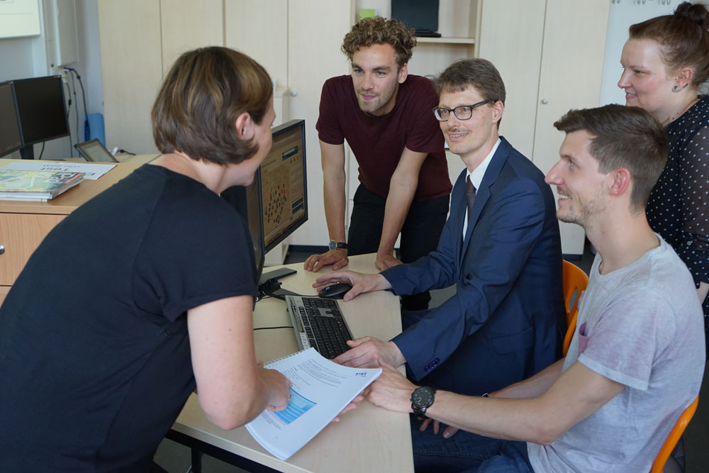 (v.l.n.r.): Juliane Vetterman (MDV), Jakob Leue (Student HTWK Leipzig), Prof. Ulrich Nikolaus, Dennis Bogen und Sandy Schmidt (alle HTWK Leipzig). Foto: Franka Platz/HTWK Leipzig