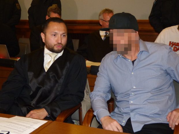 Der Angeklagte Frank M. (36) mit Verteidiger Denis van Ngoc. Foto: Lucas Böhme