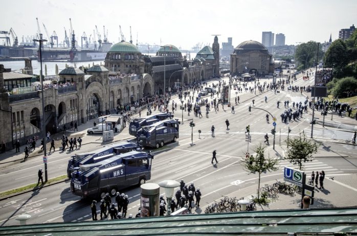 Demonstranten und Polizeieinsatz an den Landungsbrücken in Hamburg am Nachmittag des 07.07.. Foto: Tim Wagner
