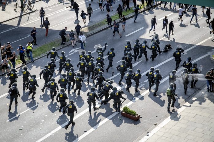 Demonstranten und Polizeieinsatz an den Landungsbrücken in Hamburg am Nachmittag des 07.07. Foto: Tim Wagner