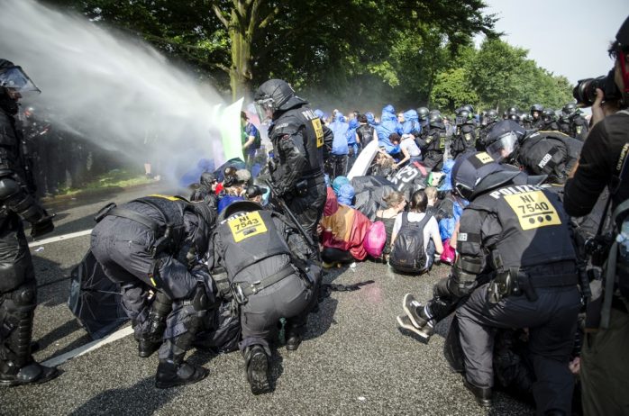 Die Polizei setzt Wasserwerfer gegen Demonstranten ein, welche die ren die Schröderstiftstraße blockieren. Sie gehören zum grünen und blauen Finger der Aktion: "Colour the red zone" im Protest gegen den G20 Gipfel. Einzelne Personen werden weggetragen. Foto: Tim Wagner