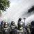 Die Polizei setzt Wasserwerfer gegen Demonstranten ein, welche die Schröderstiftstraße in Hamburg blockieren. Sie gehören zum grünen und blauen Finger der Aktion: "Colour the red zone" im Protest gegen den G20 Gipfel. Foto: Tim Wagner