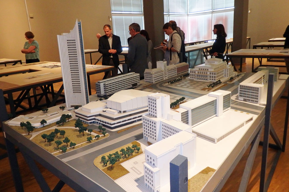 Rundgang in der Ausstellung Plan! Foto SGM