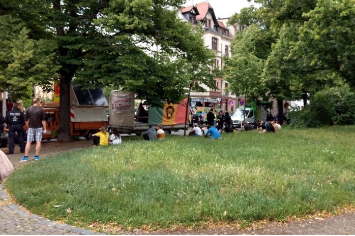 Sammeln am Connewitzer Kreuz um 14:10 Uhr,. Trotz angekündigtem Regen füllt sich der Platz. Foto: L-IZ.de