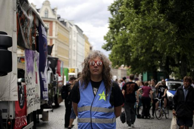 "Securitychef" der "Connewitzer Pöbelwehr" Kuno - die Westen müssen ausgezogen werden. Foto: L-IZ.de