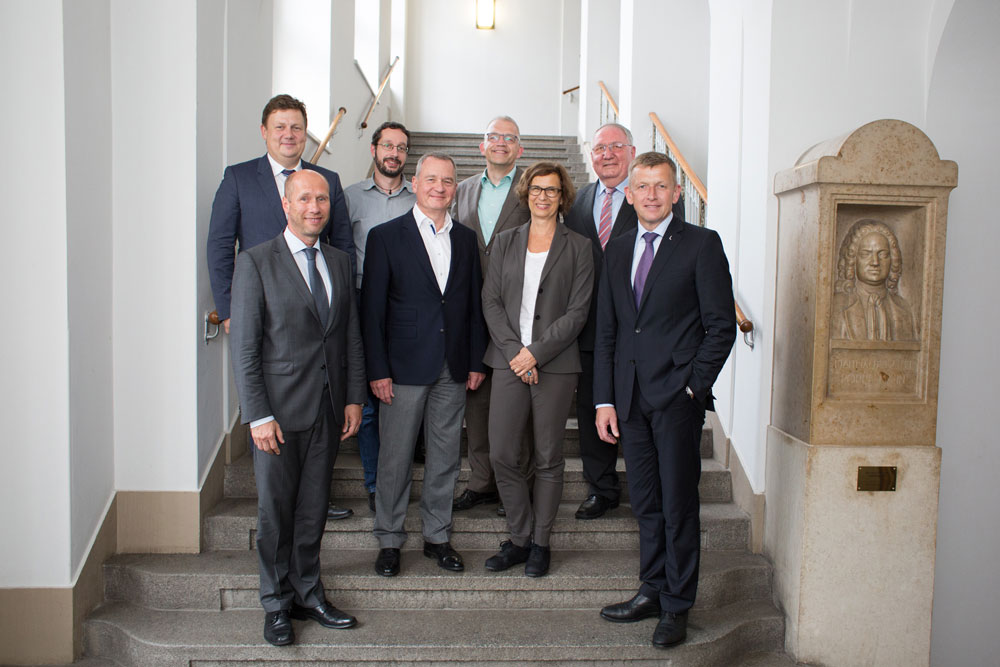 v.l.n.r., hinten: Prof. Markus Krabbes, Hendrik Siemionek, Karsten Petrusch, Prof. Winfried Pinninghoff, vorn: Karsten Rogall, Dr. Joachim Wicke, Prof. Gesine Grande, Dr. Norbert Menke. Foto: Marco Dirr/HTWK Leipzig