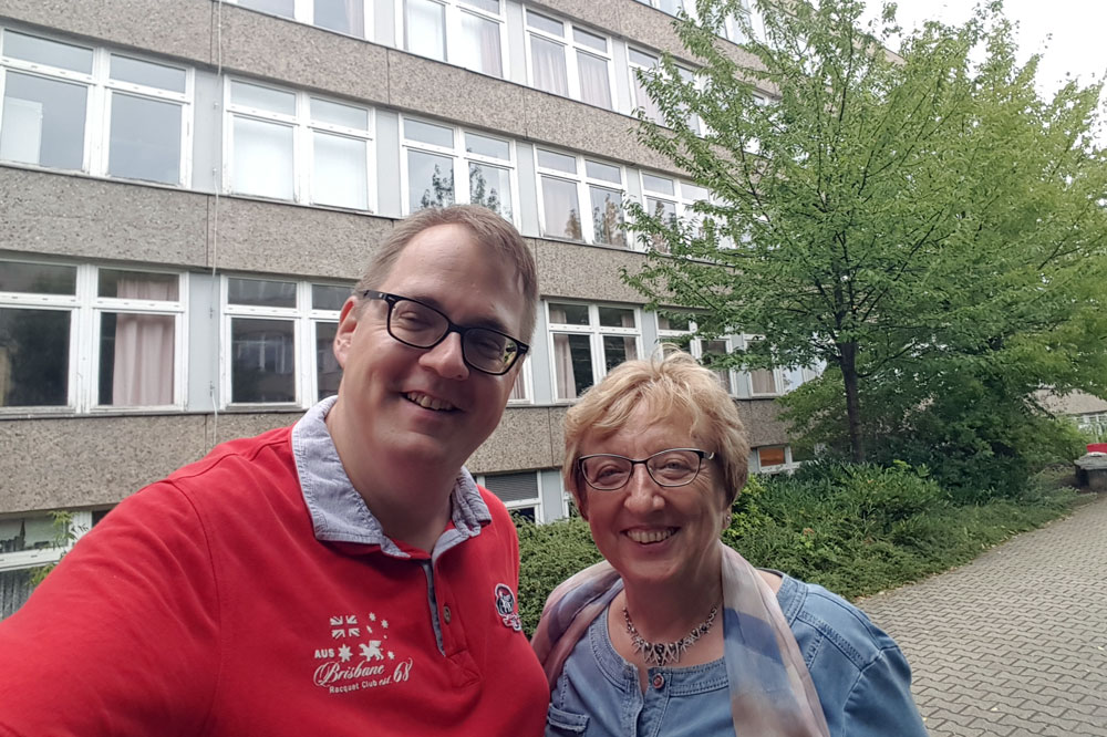 Margitta Hollick und Sören Pellmann testen den ÖPNV. Foto: Die Linke