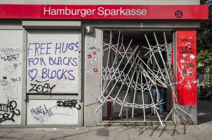 Zerstörte Sparkassenfiliale auf der Schanze mit dem Graffiti: Free hugs for Black Blocks. Foto: Tim Wagner